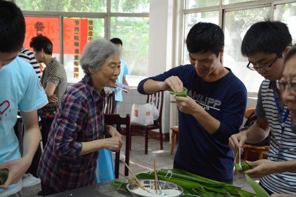 老前辈们悉心传授包粽子的方法和技巧