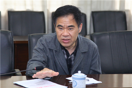 校党委书记李志雄在会上讲话